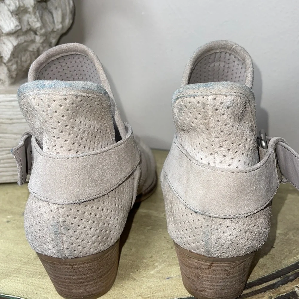 Dolce Vita Simon Perforated Suede Taupe Ankle Boots Womens Size 7 1/2